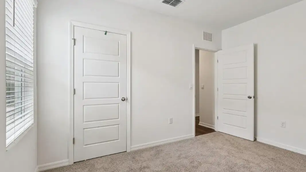 Spacious, unfurnished interior of a new home in Cascades, Davenport (Image 30).