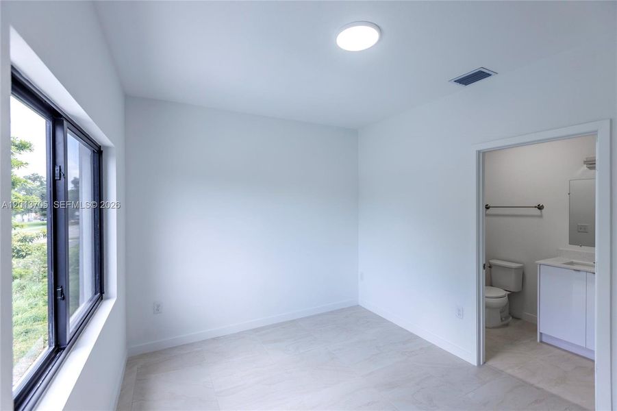 Spacious, unfurnished interior of a new home in , Miami (Image 12).
