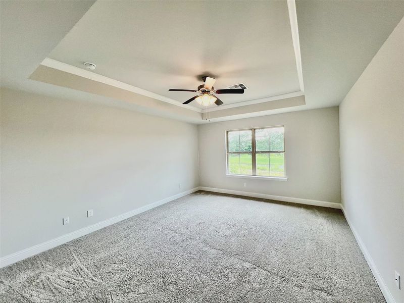 Spacious, unfurnished interior of a new home in Bayou Bend Estates, Dickinson (Image 13).