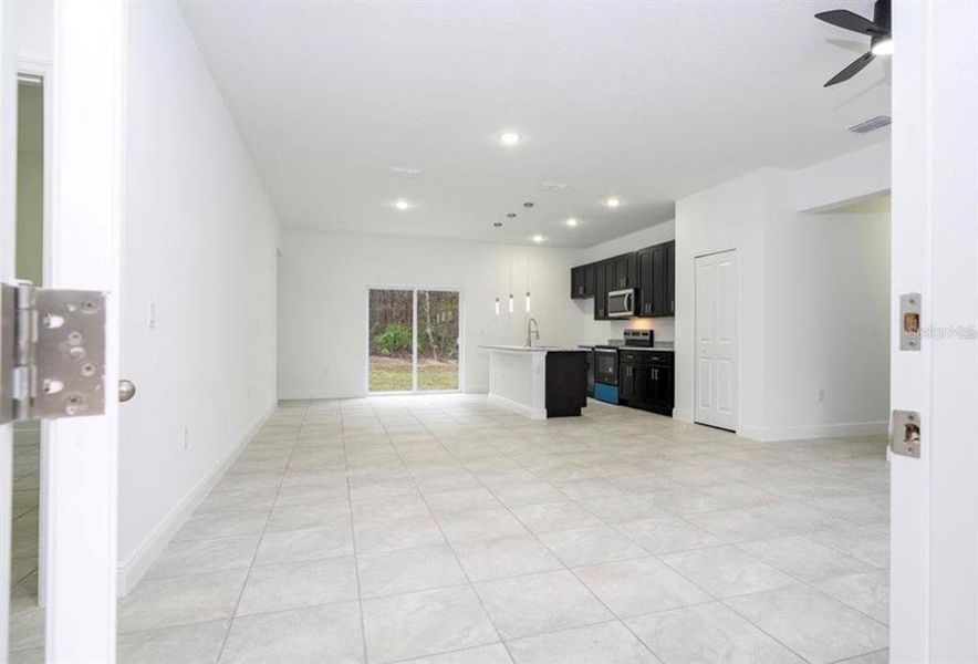 Spacious, unfurnished interior of a new home in , Citrus Springs (Image 40).