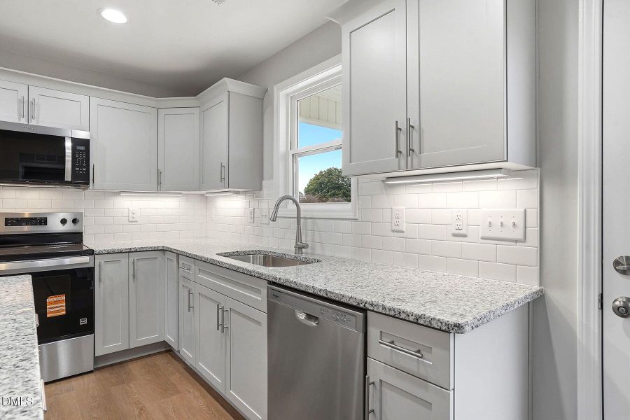 16-web-or-mls-244 Rae St-44