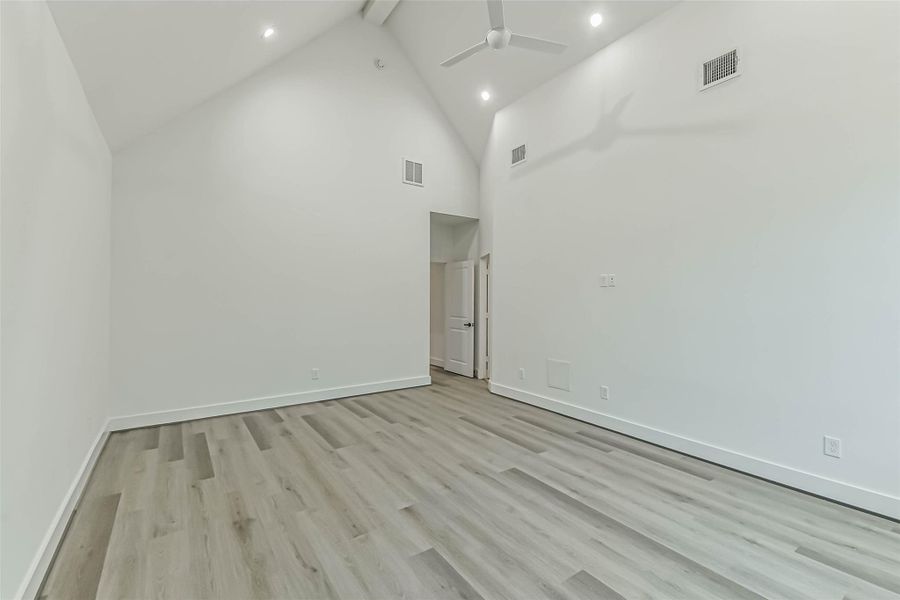Spacious, unfurnished interior of a new home in , Houston (Image 34).