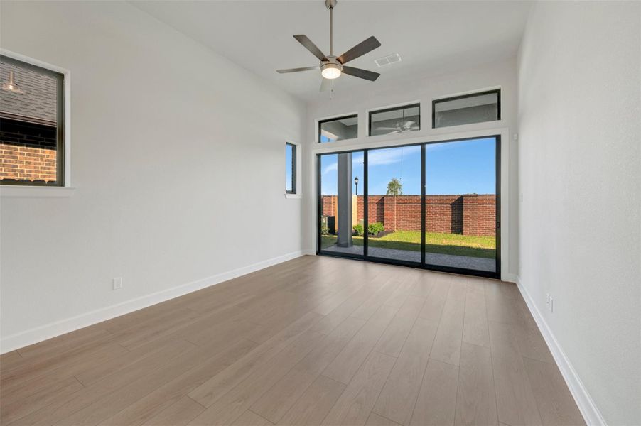 Spacious, unfurnished interior of a new home in Sienna - Grove Collection, Missouri City (Image 19).