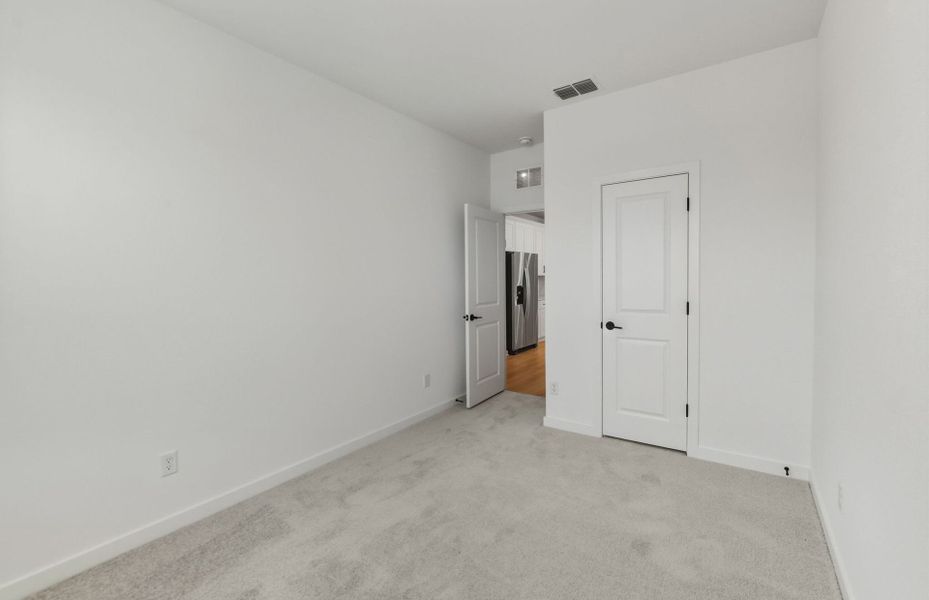 Spacious, unfurnished interior of a new home in Sunfield, Buda (Image 14).