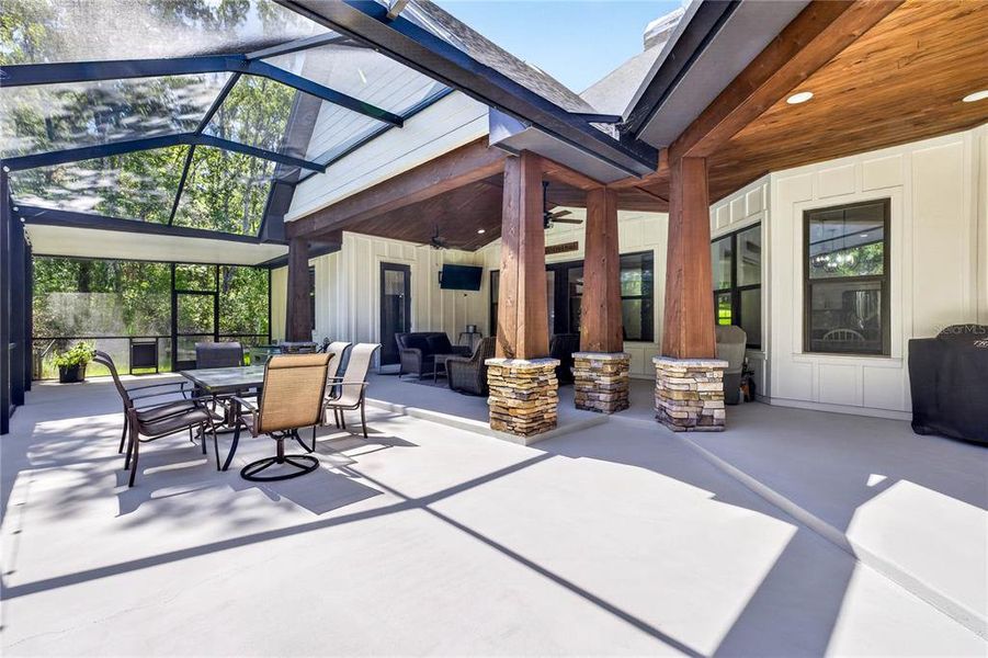 Exterior details and patio area of a home in , Dade City (Image 3).