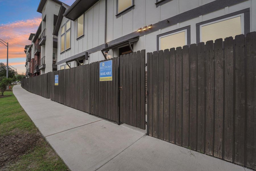 An opportunity like this doesn’tcome around often, brand newconstruction, move-in ready,right in the heart of CentralAustin An opportunity like this doesn’tcome around often, brand newconstruction, move-in ready,right in the heart of CentralAustin