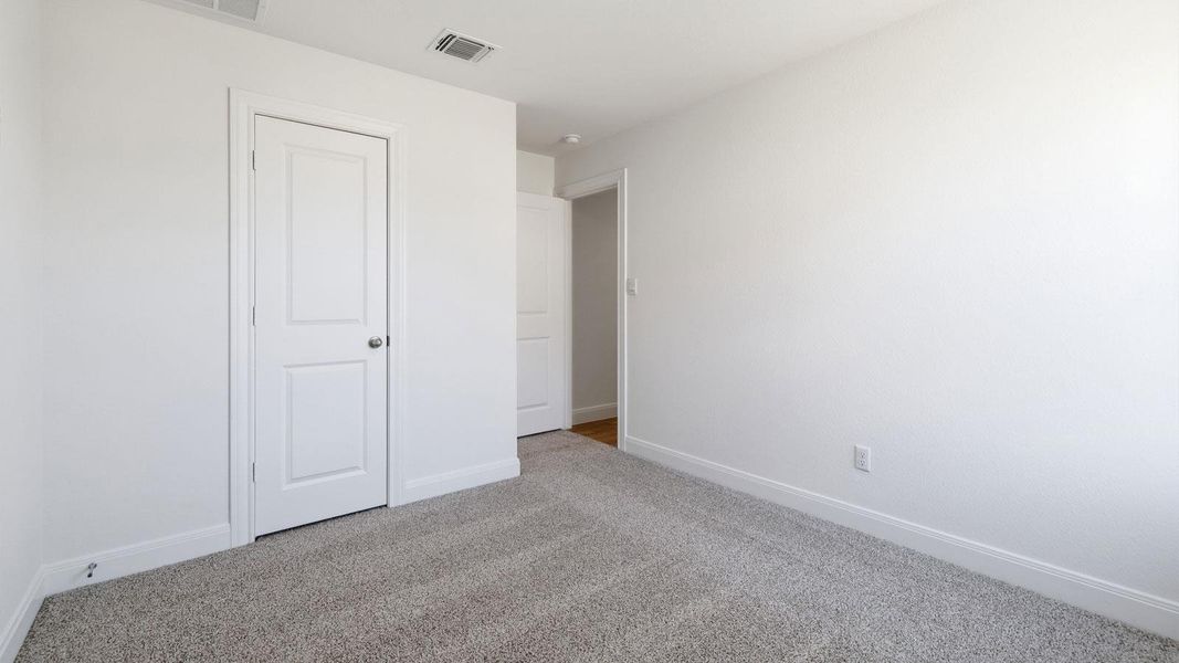 Spacious, unfurnished interior of a new home in Railhead, Cedar Creek (Image 18).