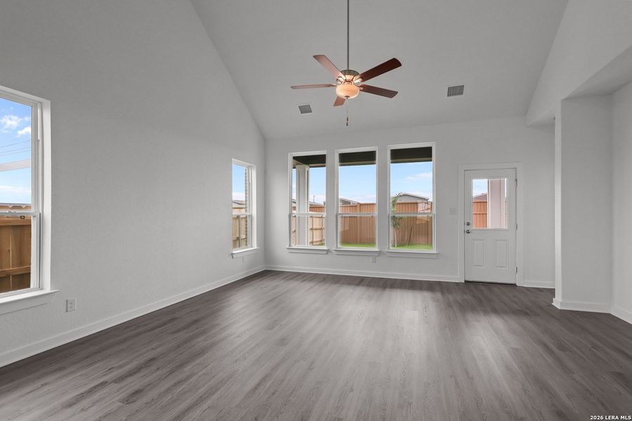 Spacious, unfurnished interior of a new home in Sunflower Ridge, New Braunfels (Image 36).
