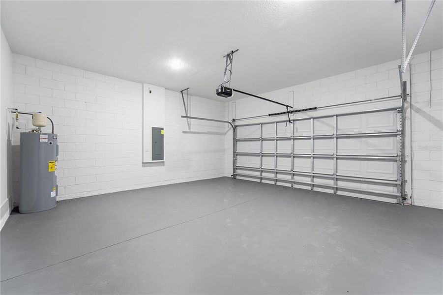 Spacious, unfurnished interior of a new home in , Dunnellon (Image 23).
