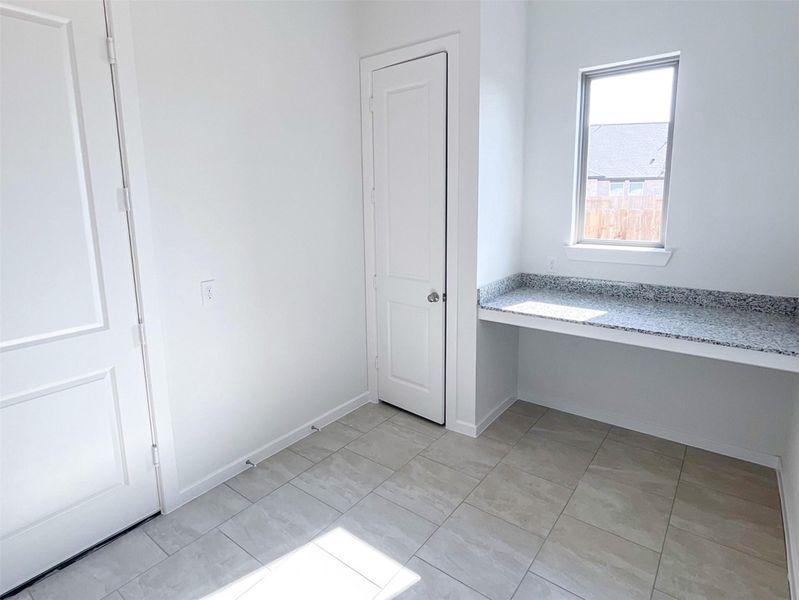 Spacious, unfurnished interior of a new home in Canterra Creek  60', Rosharon (Image 12).