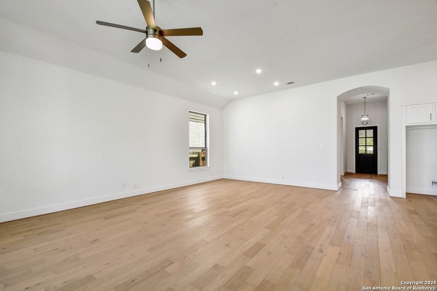 Spacious, unfurnished interior of a new home in Davis Ranch: 50ft. lots, San Antonio (Image 11). Spacious, unfurnished interior of a new home in Davis Ranch: 50ft. lots, San Antonio (Image 11).