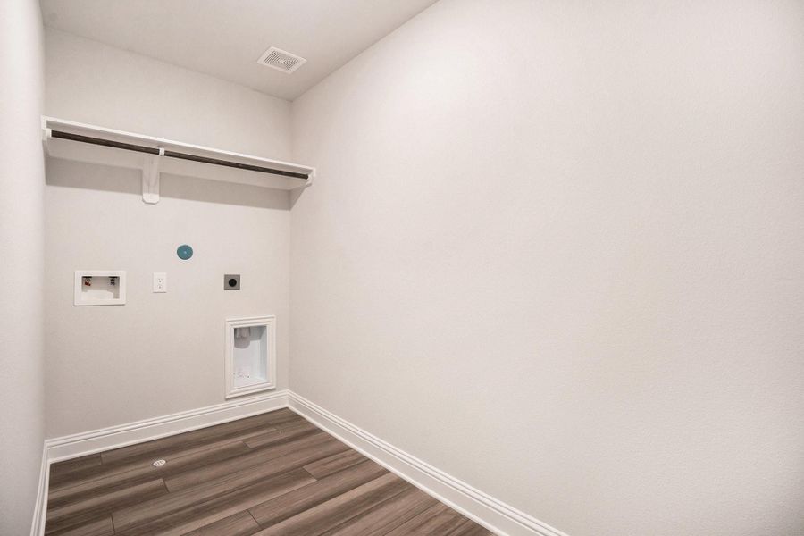 Spacious, unfurnished interior of a new home in Bayou Maison, Dickinson (Image 12).