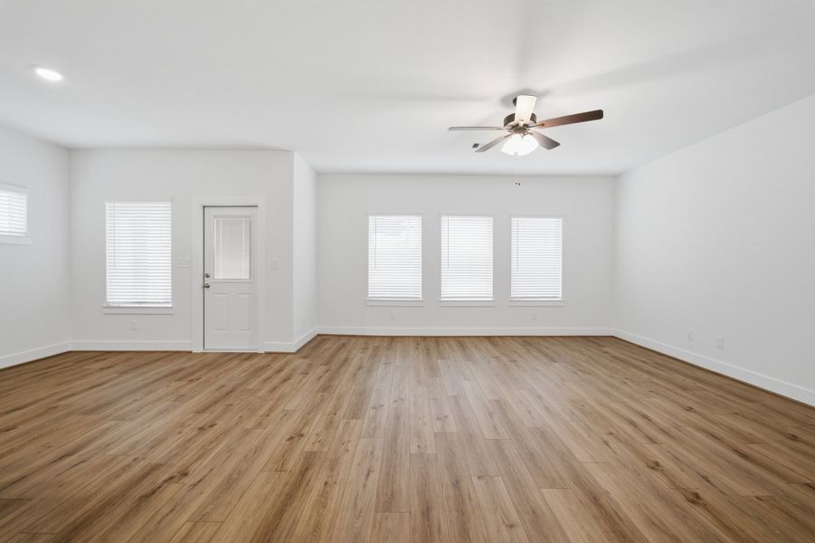 Spacious, unfurnished interior of a new home in Sierra Vista, Rosharon (Image 23).