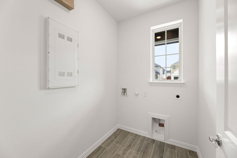 Representative unfurnished interior of a home built from the Blackburn by UnionMain Homes in Reunion, Rhome (Image 12).