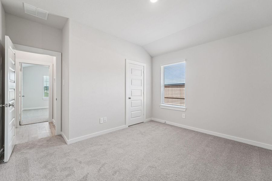 Spacious, unfurnished interior of a new home in Stewart's Ranch, Conroe (Image 33).