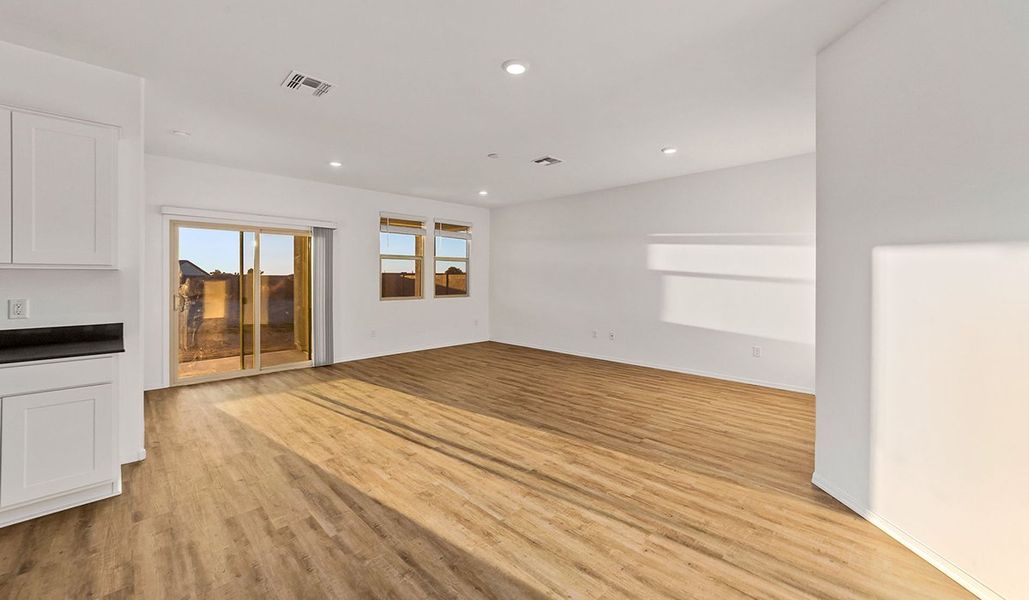 Representative unfurnished interior of a home built from the Dalea by D.R. Horton in Barnett Village, Marana (Image 18).