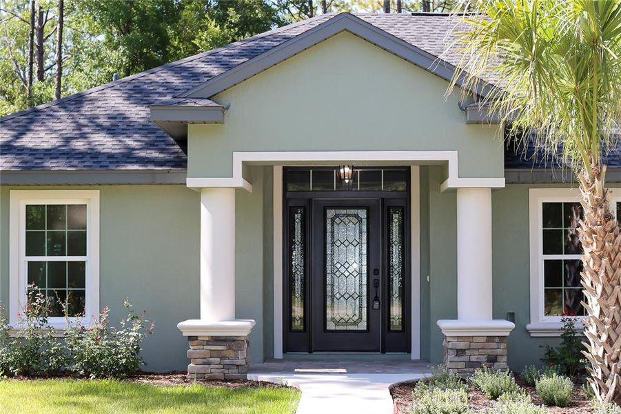 Exterior details and patio area of a home in , Dunnellon (Image 38).