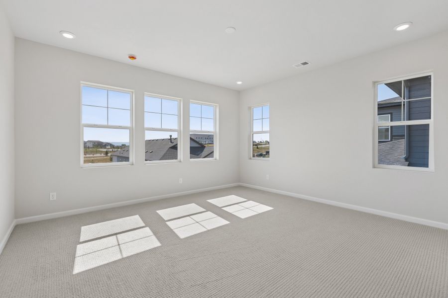 Spacious, unfurnished interior of a new home in Sterling Ranch, Littleton (Image 20).