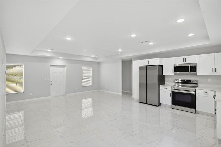Spacious, unfurnished interior of a new home in , Lehigh Acres (Image 10).