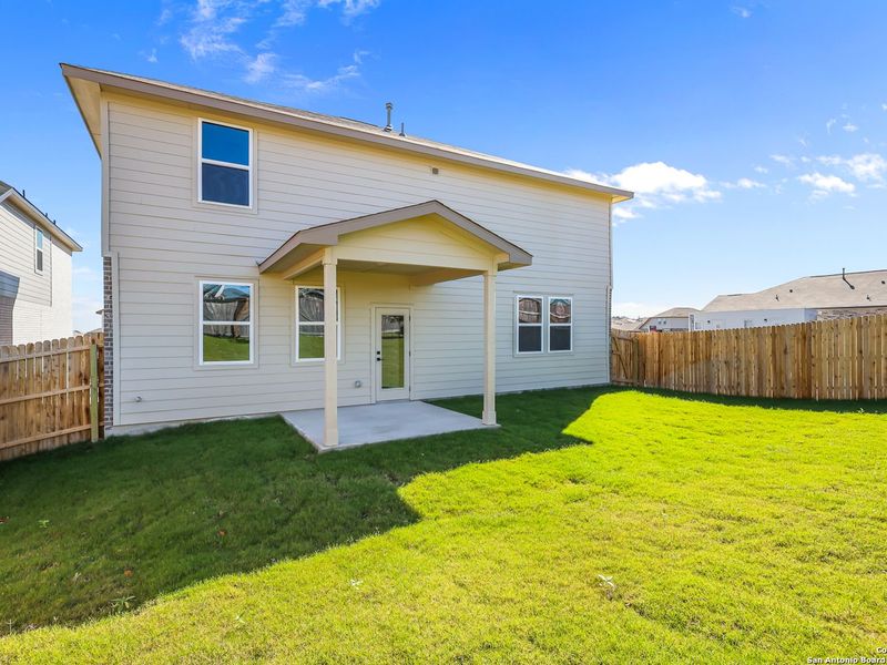 Exterior details and patio area of a home in Comanche Ridge, San Antonio (Image 27).