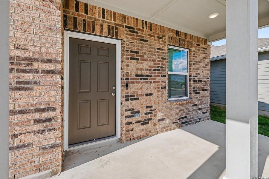 Exterior details and patio area of a home in Hennersby Hollow, San Antonio (Image 23).