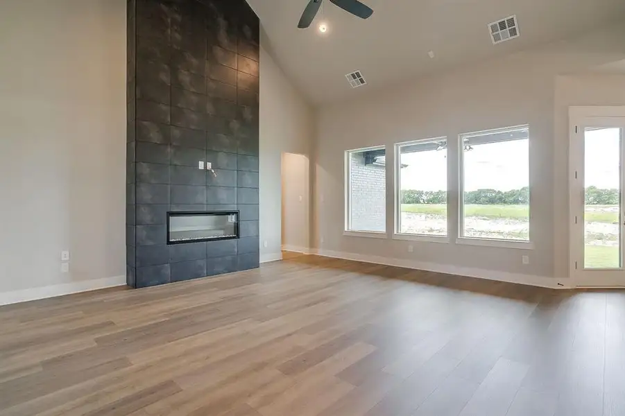 Spacious, unfurnished interior of a new home in Peaks at Lone Elm, Waxahachie (Image 34). Spacious, unfurnished interior of a new home in Peaks at Lone Elm, Waxahachie (Image 34).