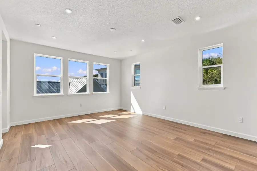 Spacious, unfurnished interior of a new home in EvenTide, New Smyrna Beach (Image 17).