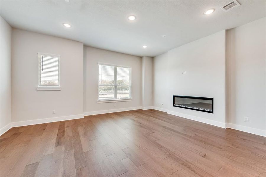 Spacious, unfurnished interior of a new home in Collin Creek, Plano (Image 19).