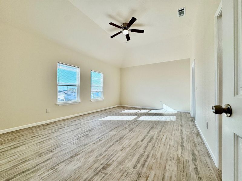 Spacious, unfurnished interior of a new home in , Bayou Vista (Image 18).