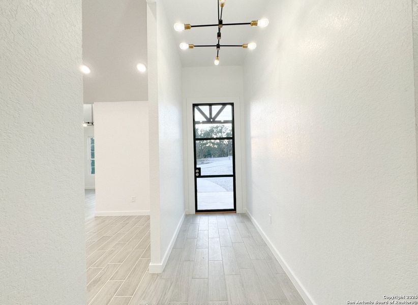 Spacious, unfurnished interior of a new home in , Blanco (Image 15).