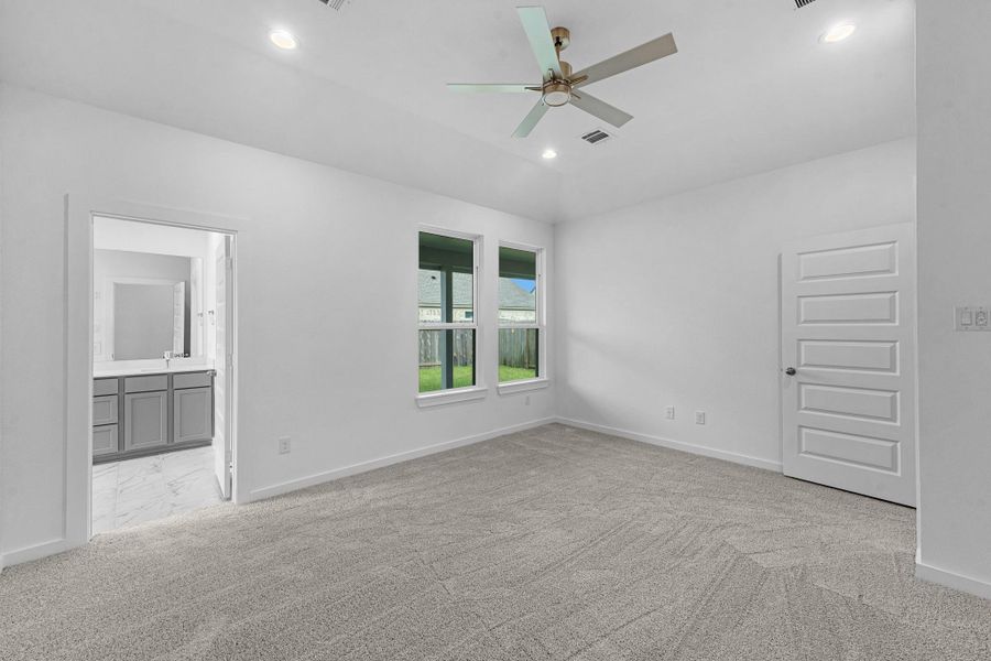Spacious, unfurnished interior of a new home in Huntington Place, Rosharon (Image 18).