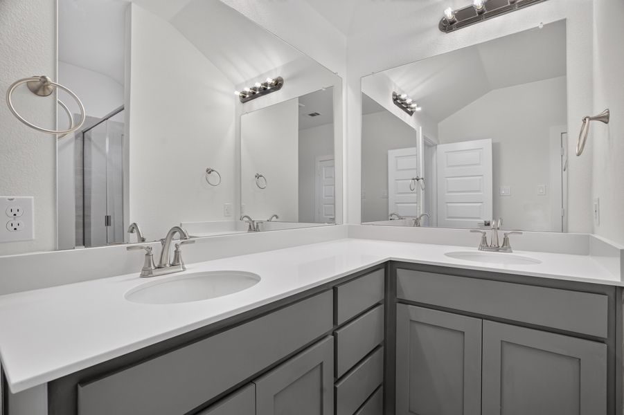 Furnished interior view inside a new home in Trail Creek, Cleburne (Image 18).
