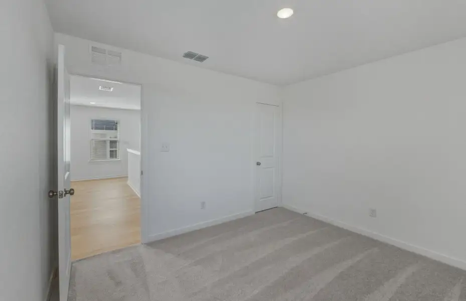 Spacious, unfurnished interior of a new home in Sunfield, Buda (Image 29).