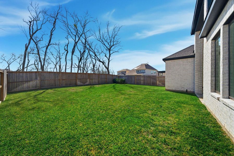 Exterior details and patio area of a home in Sienna, Missouri City (Image 25).