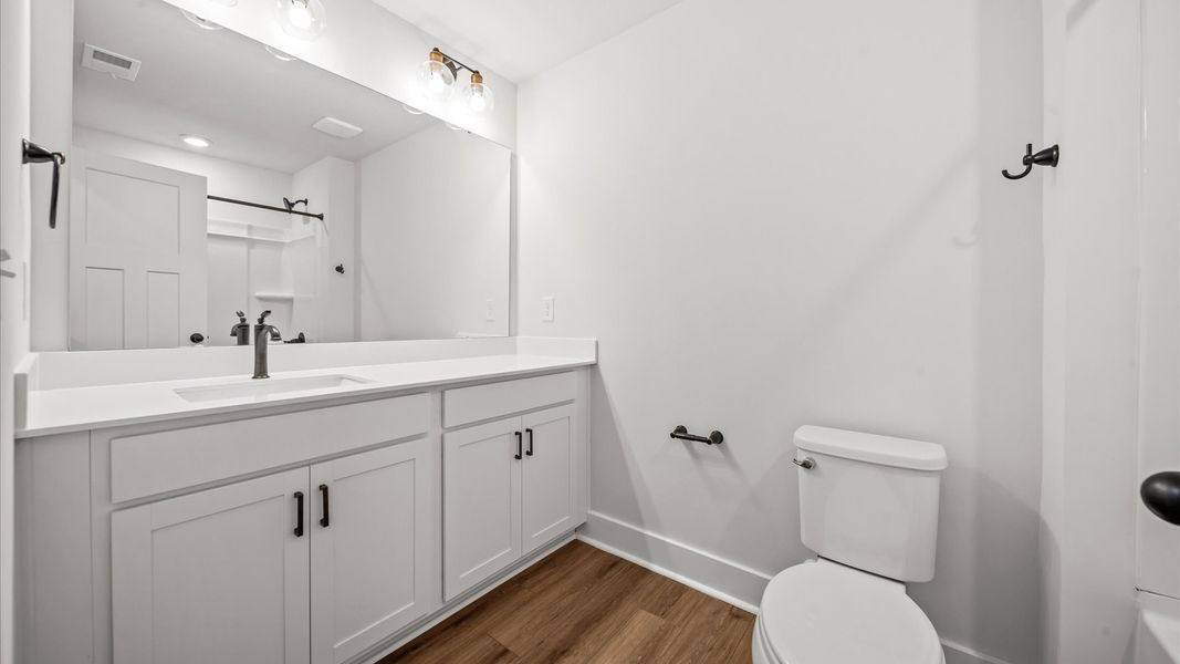 First-rate full bath featuring modern surfaces and a fresh, current color palette