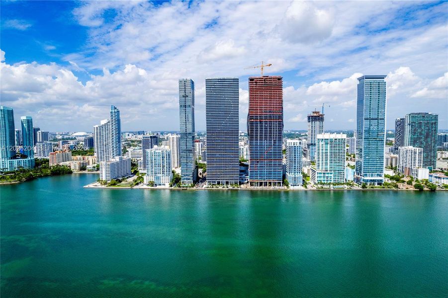 Condo located in Miami, FL showcasing its design and architecture (Image 4).