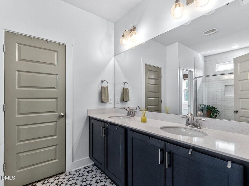 023-1280x960-primary-bath