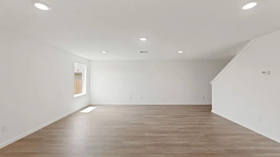 Representative unfurnished interior of a home built from the Franklin by D.R. Horton in Lake Conroe Cove, Willis (Image 16).