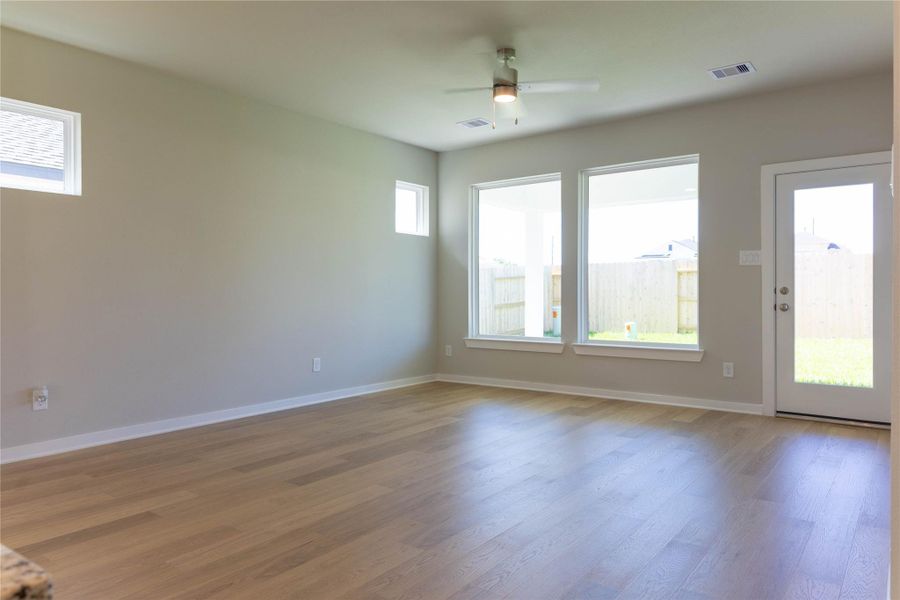 Spacious, unfurnished interior of a new home in La Segarra 40', Brookshire (Image 27).