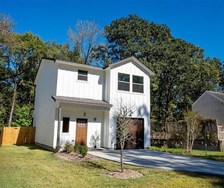 Front exterior of a new home in , Conroe, TX, highlighting curb appeal (Image 2).
