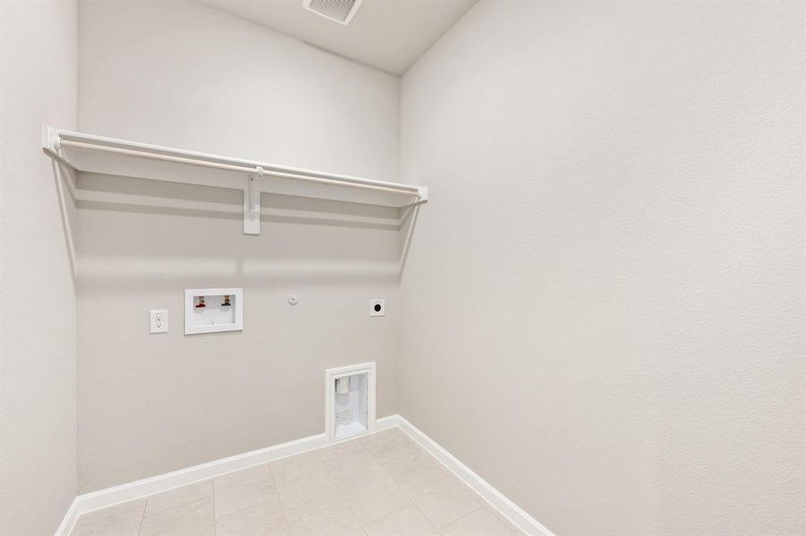 Spacious, unfurnished interior of a new home in Eagle Glen Elements, Alvarado (Image 31).