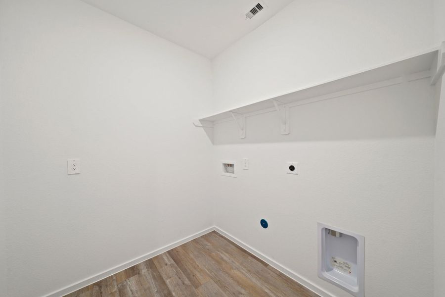 Spacious, unfurnished interior of a new home in Sunterra Lakes, Katy (Image 10).