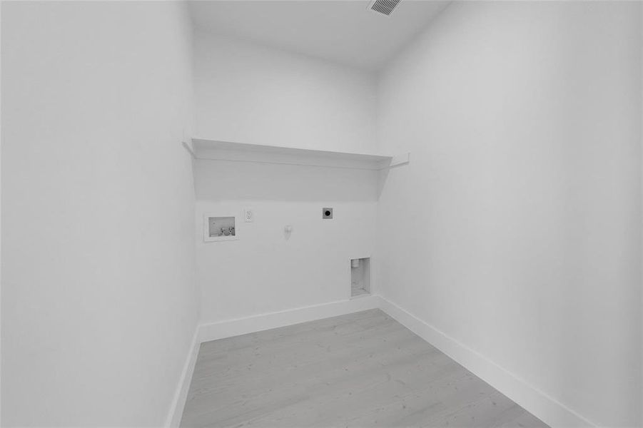 Spacious, unfurnished interior of a new home in , Sulphur Springs (Image 22).