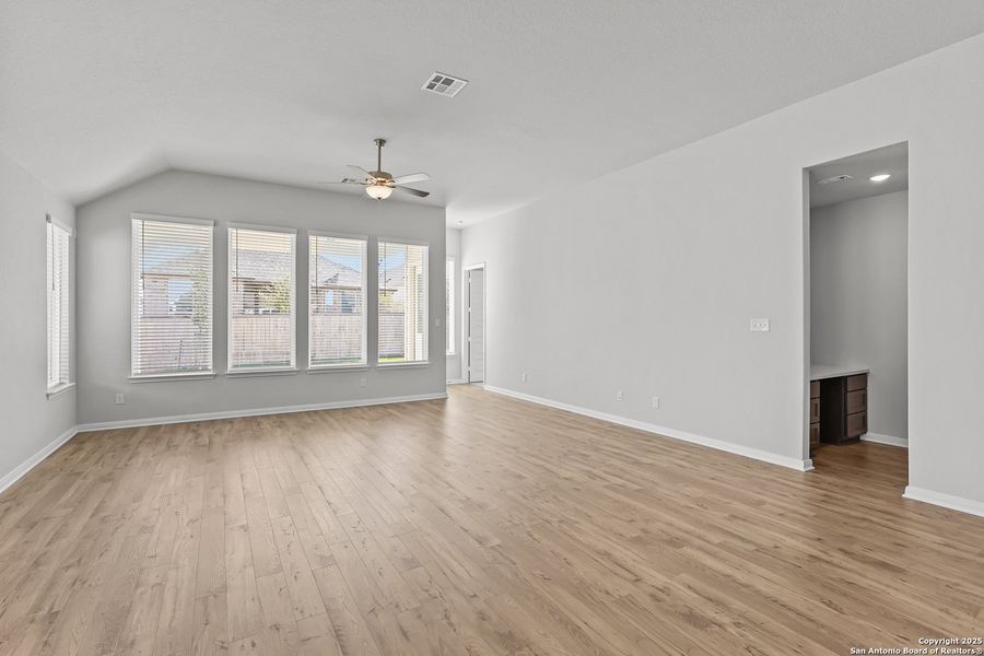Spacious, unfurnished interior of a new home in Mayfair 50', New Braunfels (Image 29).