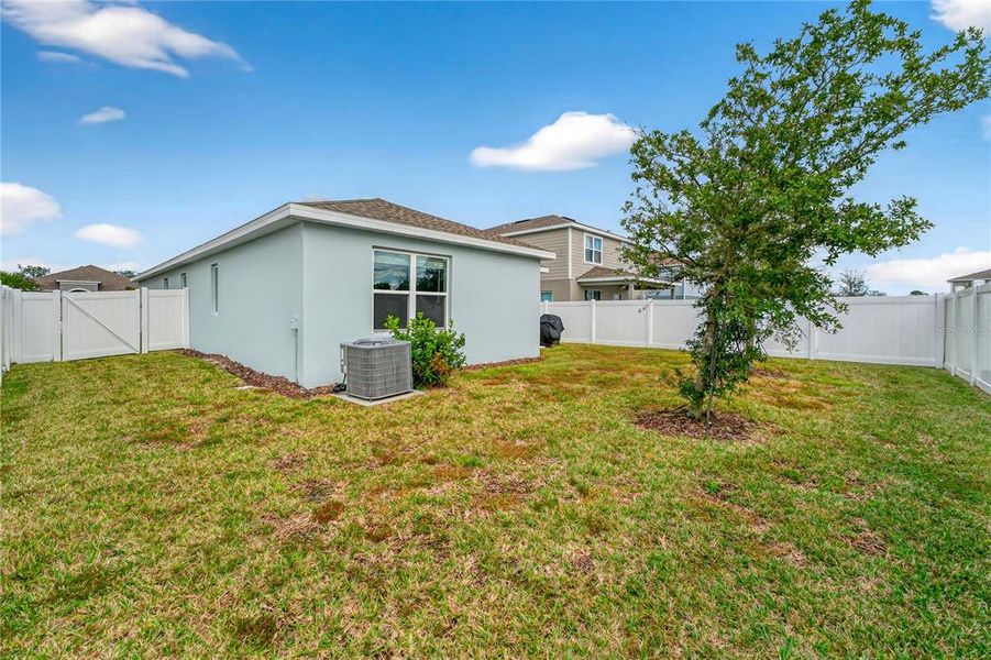 Exterior details and patio area of a home in , Deland (Image 22).