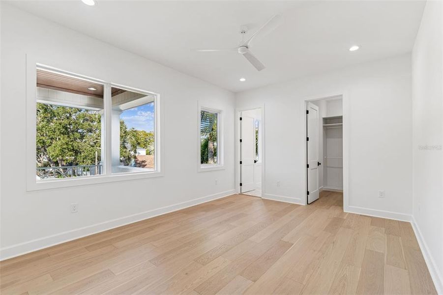Spacious, unfurnished interior of a new home in , Tampa (Image 79).