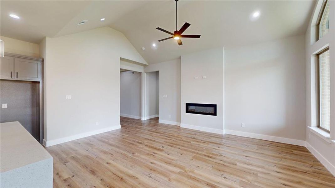 Spacious, unfurnished interior of a new home in , Grand Prairie (Image 13).