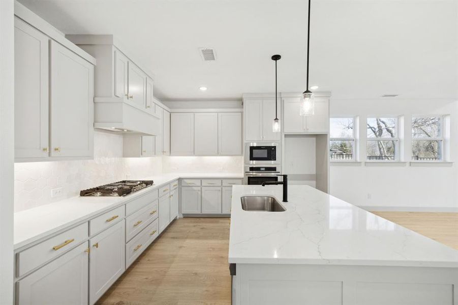 Beautiful cabinetry, gorgeous countertops and designer backsplash effortlessly pair with contemporary stainless steel to create a kitchen for the ages! Beautiful cabinetry, gorgeous countertops and designer backsplash effortlessly pair with contemporary stainless steel to create a kitchen for the ages!
