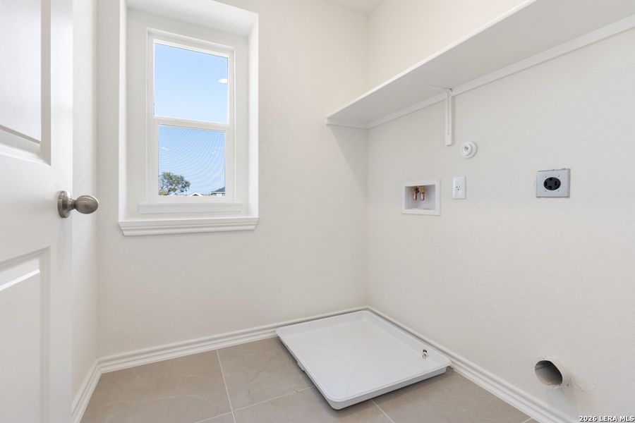 Spacious, unfurnished interior of a new home in Spanish Trails Villas, San Antonio (Image 30).