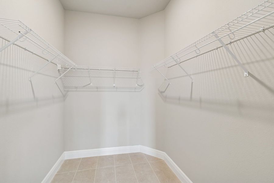 Spacious, unfurnished interior of a new home in Southern Hills Plantation, Brooksville (Image 63).